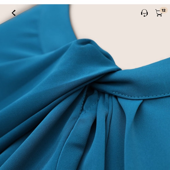 BloomChic 4X Twist Front Top - Picture 2 of 9